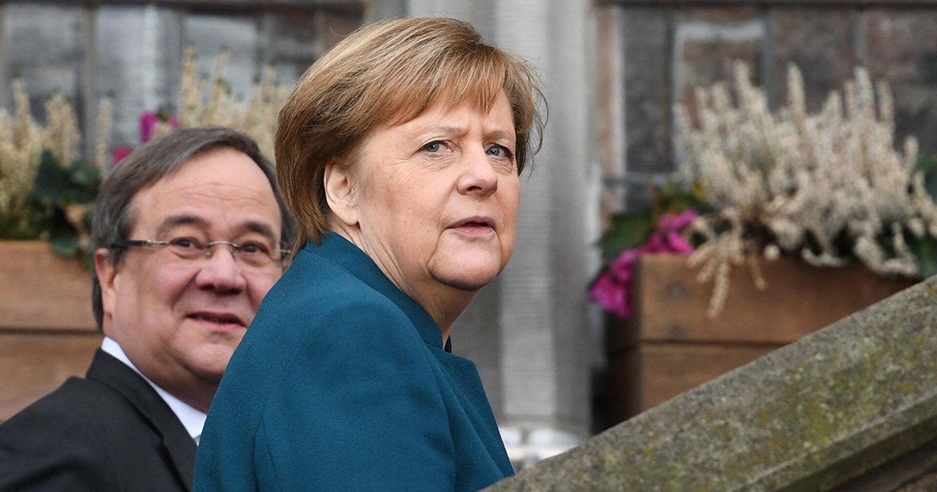 Канцлер Германии Ангела Меркель и премьер-министр земли Северный Рейн-Вестфалия Армин Лаше - ИноСМИ, 1920, 11.02.2021