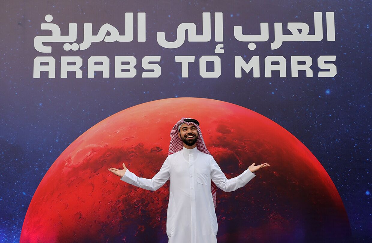 Посетитель мероприятия, посвященного выходу зонда Надежда на орбиту Марса
