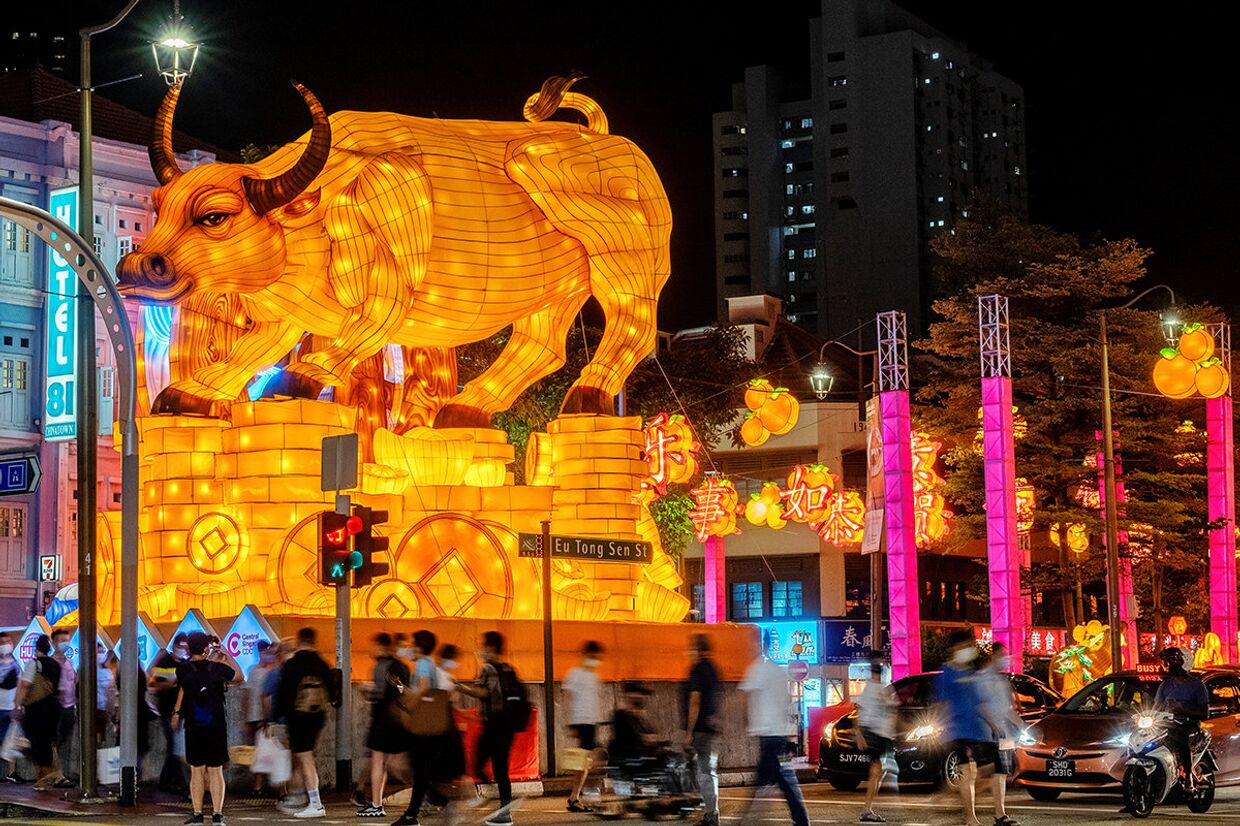 Скульптура быка в китайском квартале Сингапура