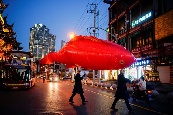 Гигантский воздушный шар в форме рыбы во время празднования китайского лунного Нового года в Шанхае