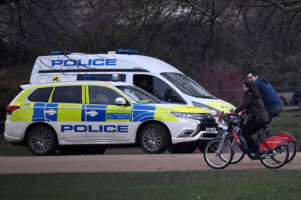 Полицейские  в парке в Лондоне
