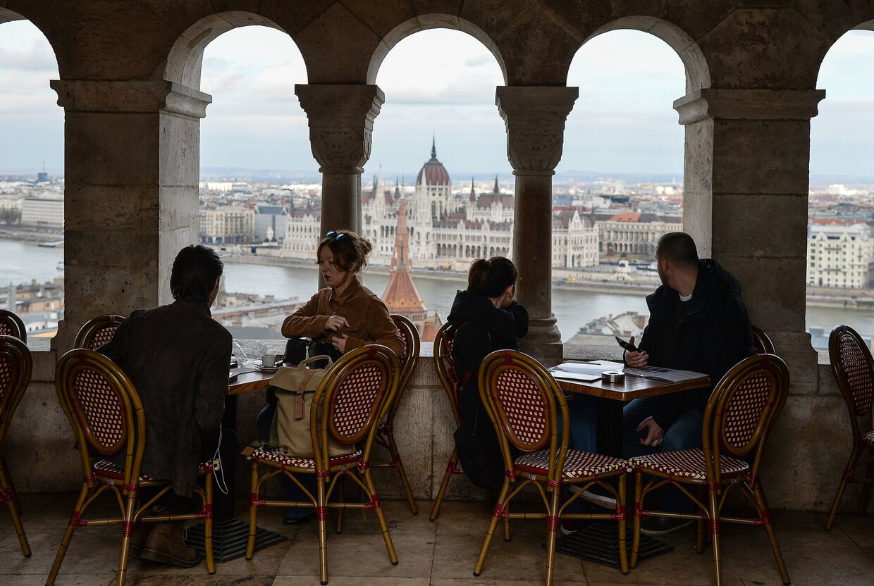 Люди отдыхают в одном из кафе в Будапеште