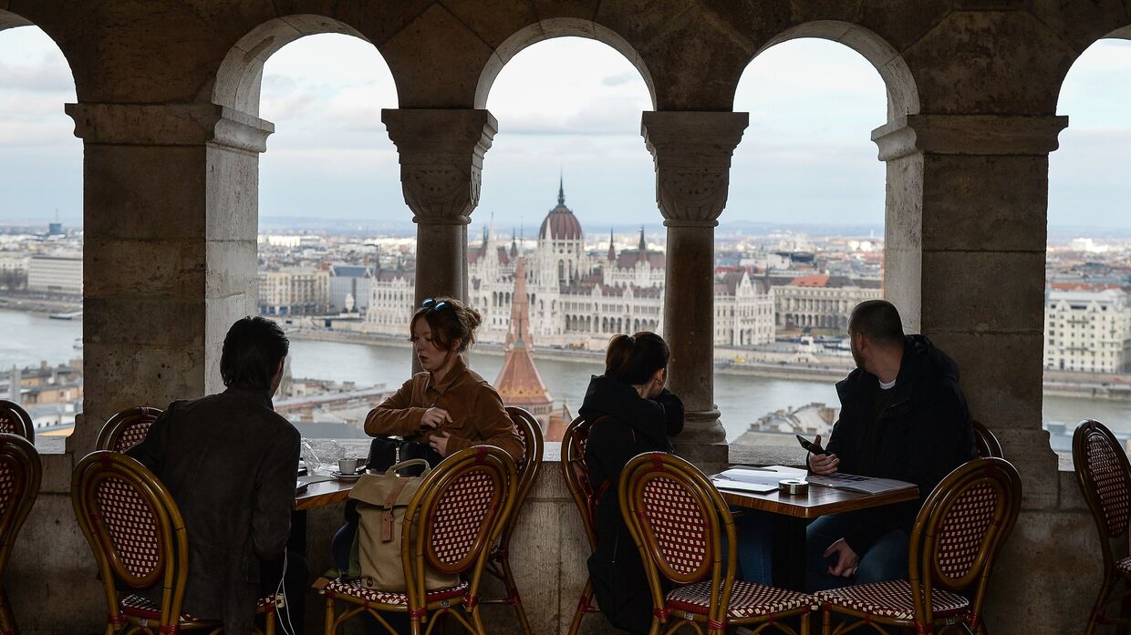 Люди отдыхают в одном из кафе в Будапеште