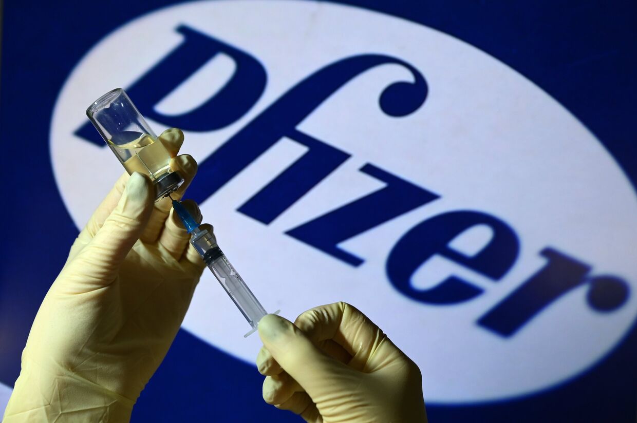 Шприц и ампула на фоне логотипа Pfizer