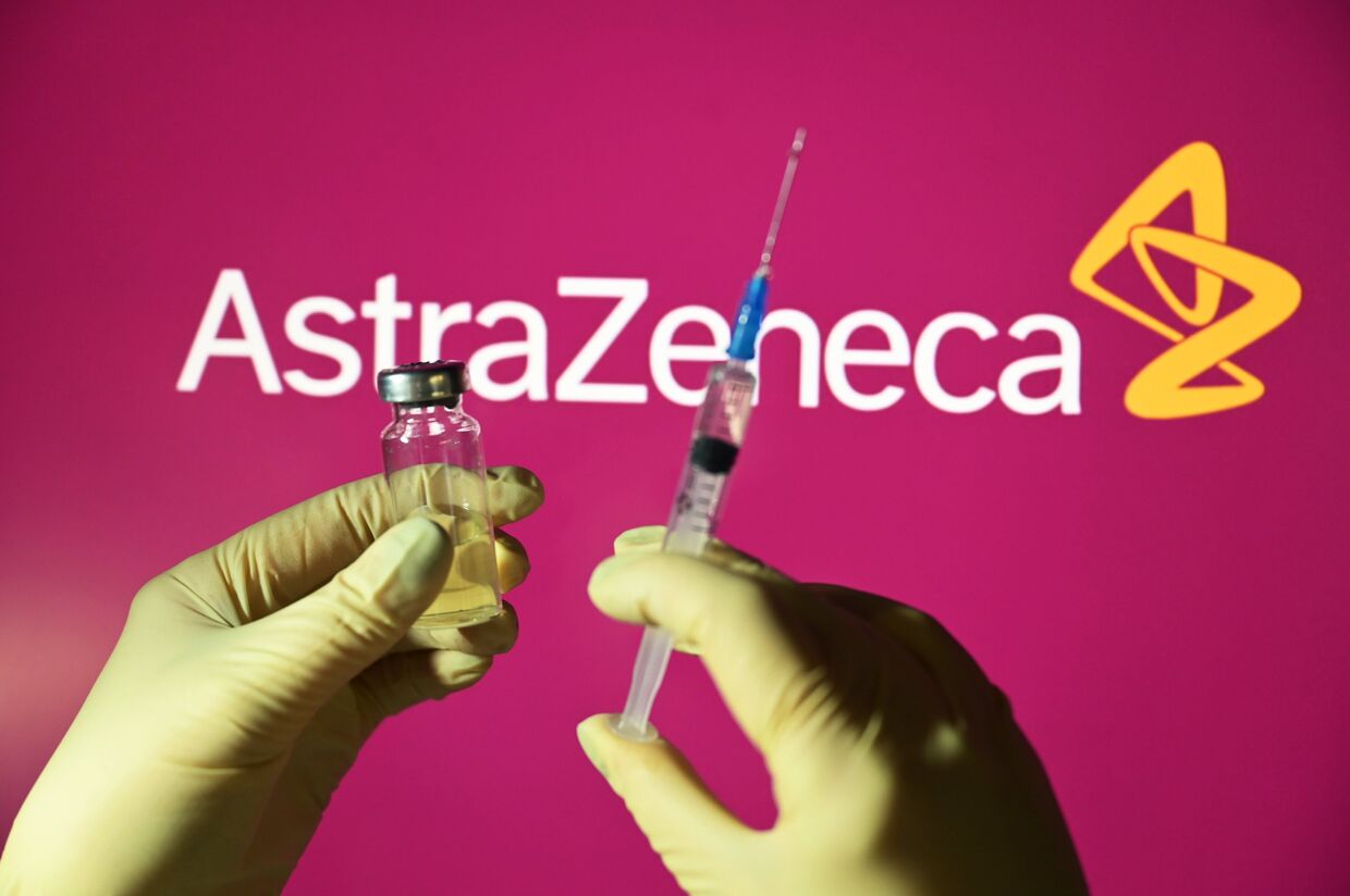 Шприц и ампула на фоне логотипа AstraZeneca