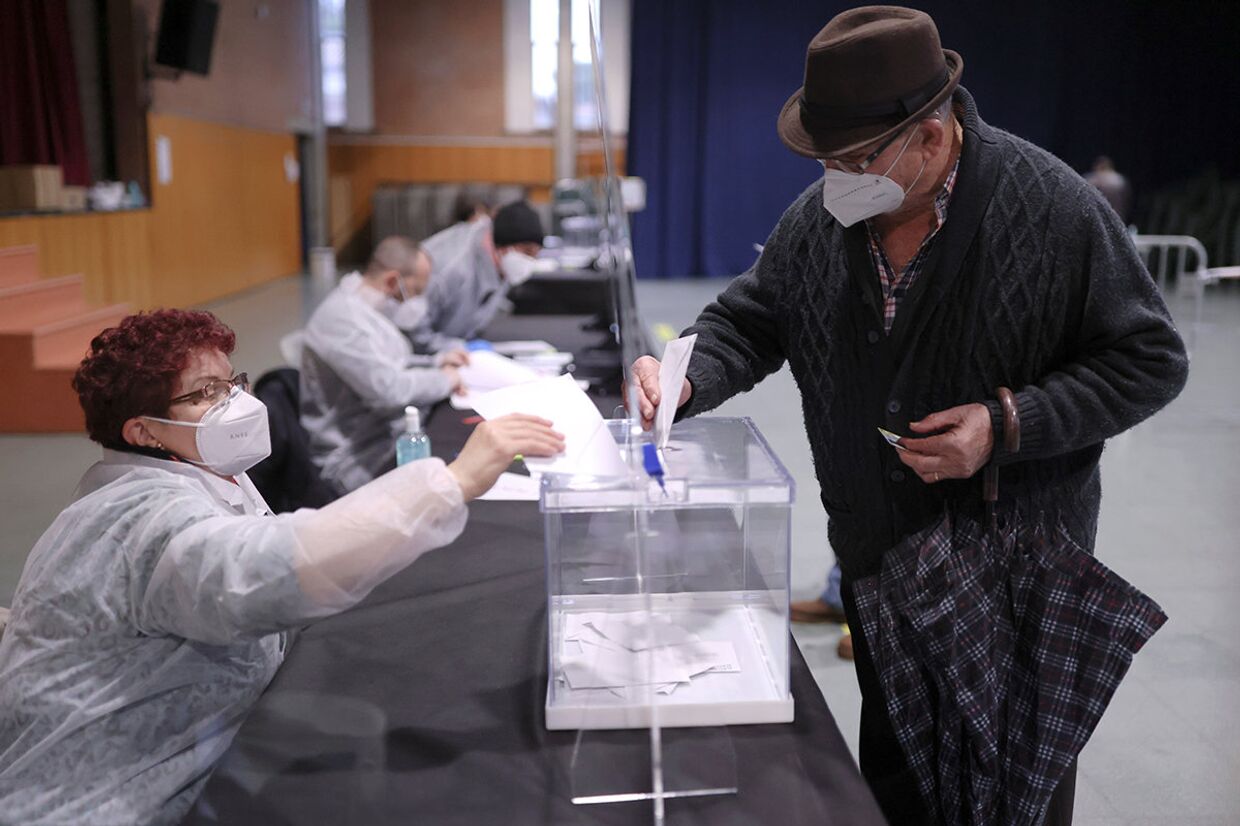 Голосование на на избирательном участке в Каталонии