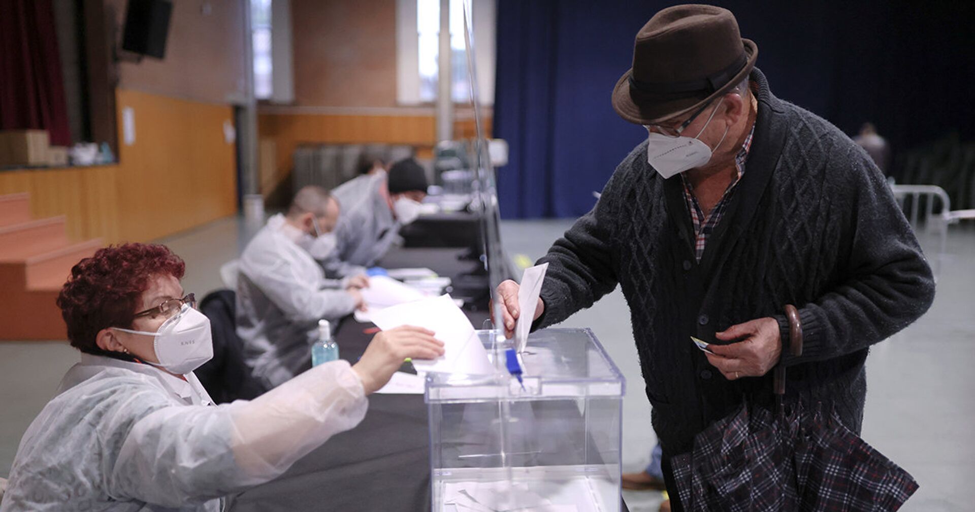 Голосование на на избирательном участке в Каталонии - ИноСМИ, 1920, 15.02.2021
