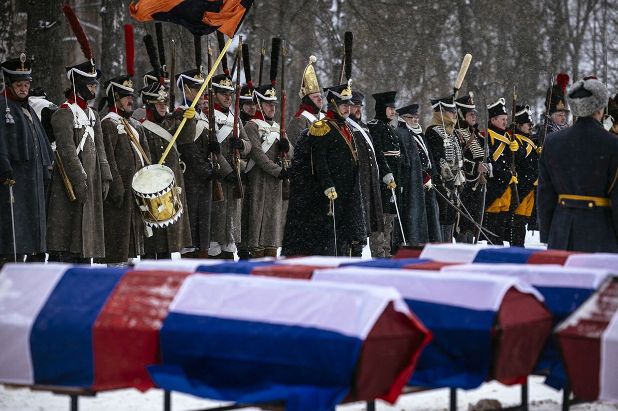 Гробы с останками русских и французских солдат во время церемонии погребения в Вязьме