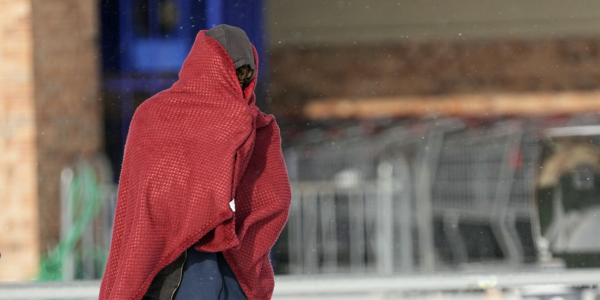 Мужчина в одеяле во время аномальных холодов в Хьюстоне, Техас, США - ИноСМИ, 1920, 07.03.2023