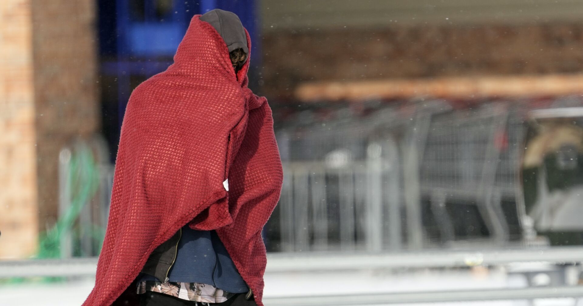 Мужчина в одеяле во время аномальных холодов в Хьюстоне, Техас, США - ИноСМИ, 1920, 16.02.2021