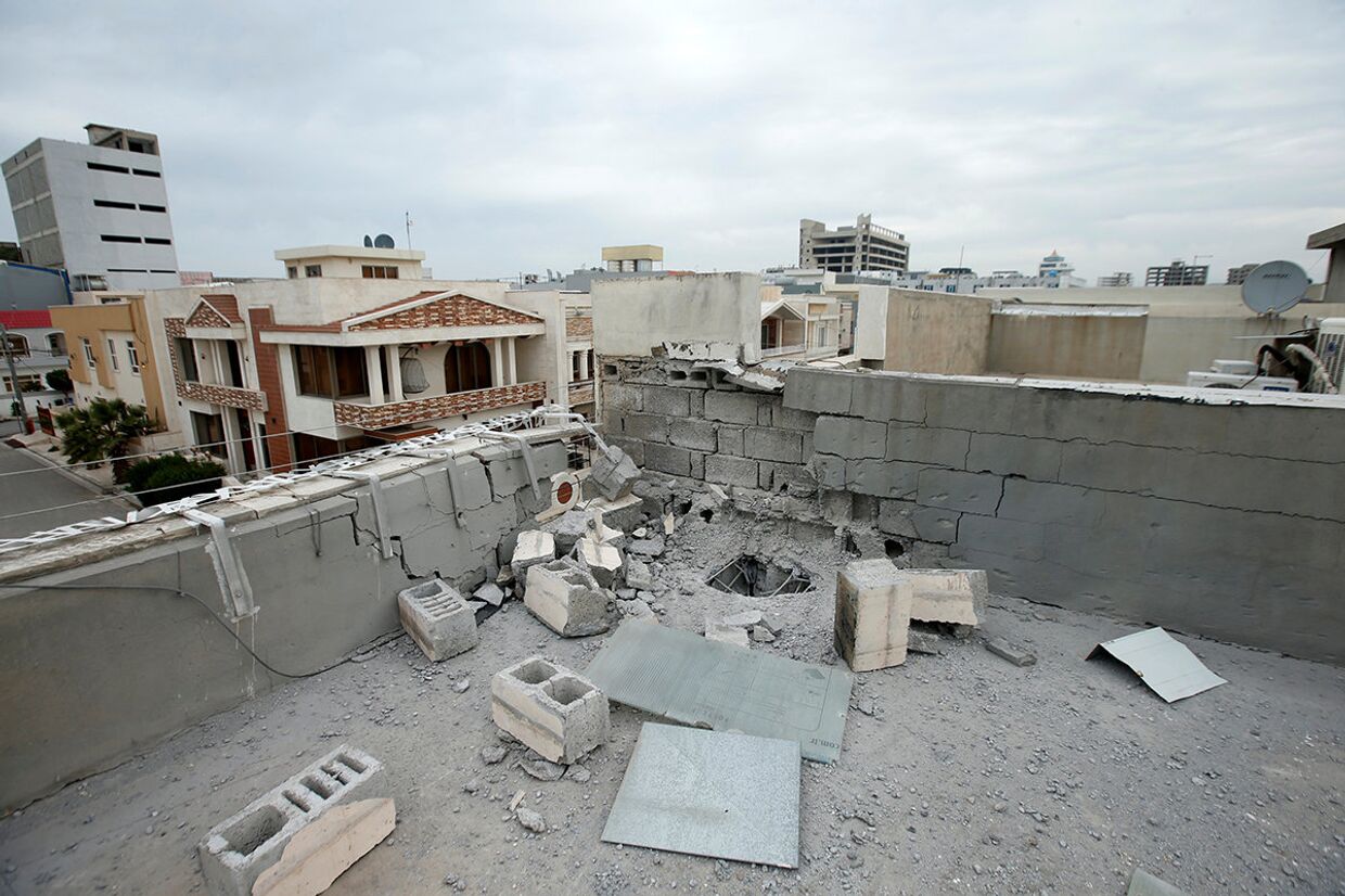 Крыша, поврежденная после обстрела в Эрбиле