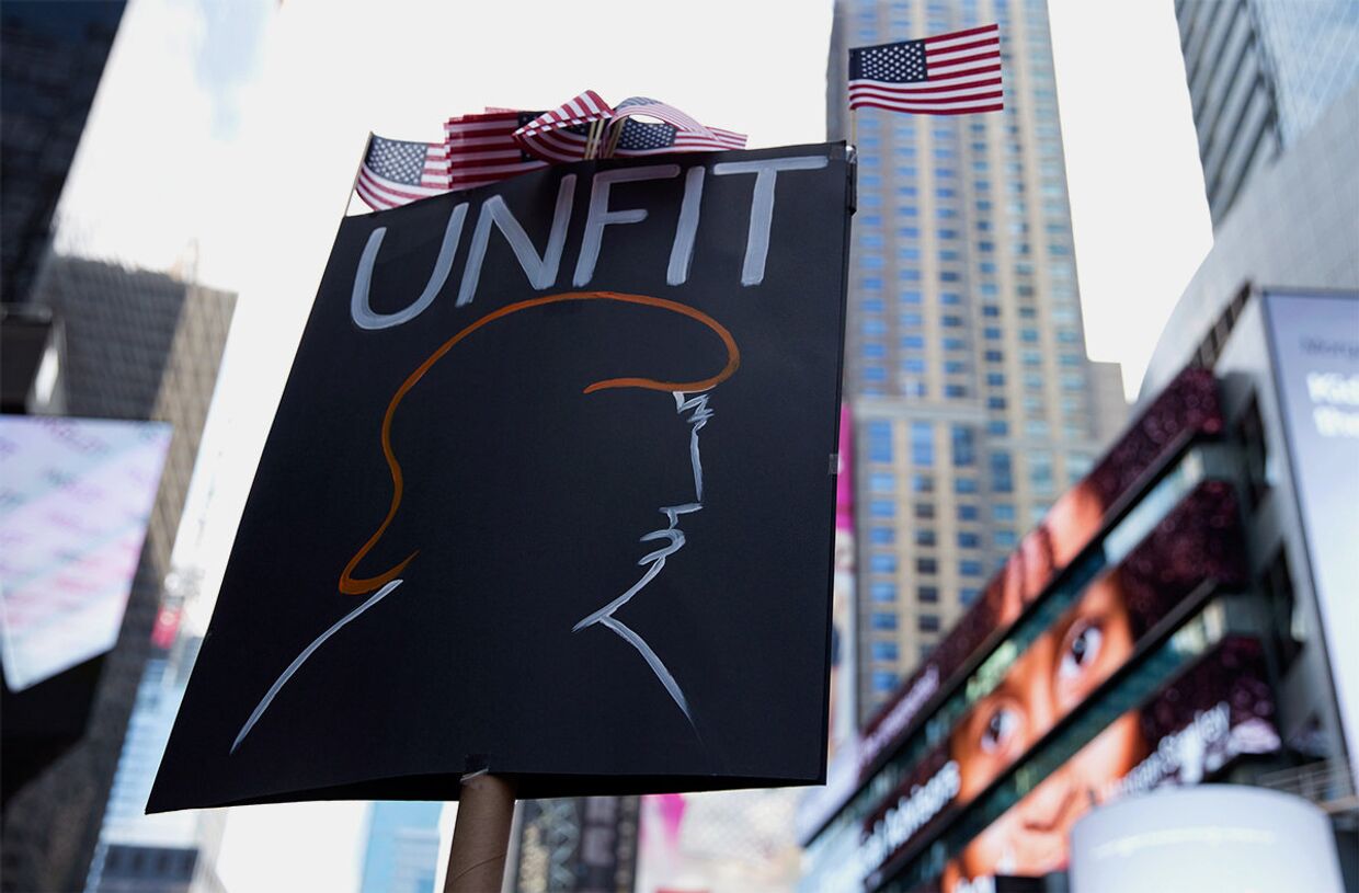 Плакат участника акции протеста против президента США Дональда Трампа в Нью-Йорке. 15 июля 2017