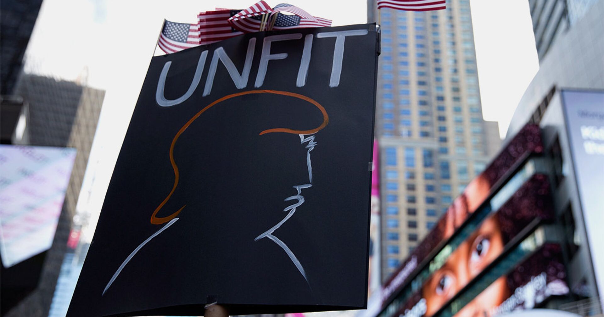 Плакат участника акции протеста против президента США Дональда Трампа в Нью-Йорке. 15 июля 2017 - ИноСМИ, 1920, 30.01.2021