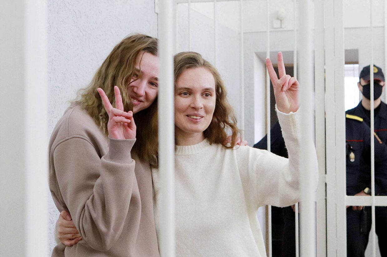 Журналисты Катерина Бахвалова и Дарья Чулцова во время судебного процесса в Минске