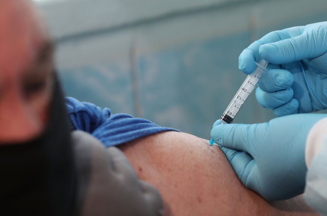 Мужчина прививается от коронавируса вакциной Спутник-V