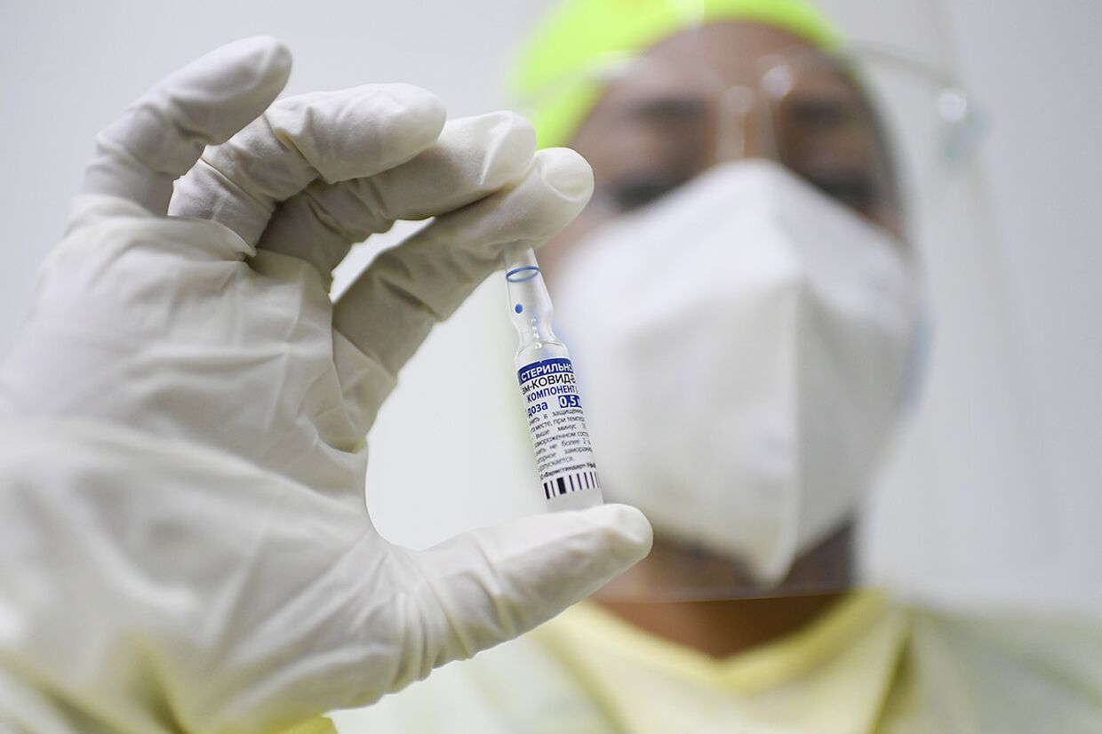 Вакцинация российским препаратом Гам Ковид Вак (Sputnik V) от коронавирусной инфекции в одной из больниц Каракаса