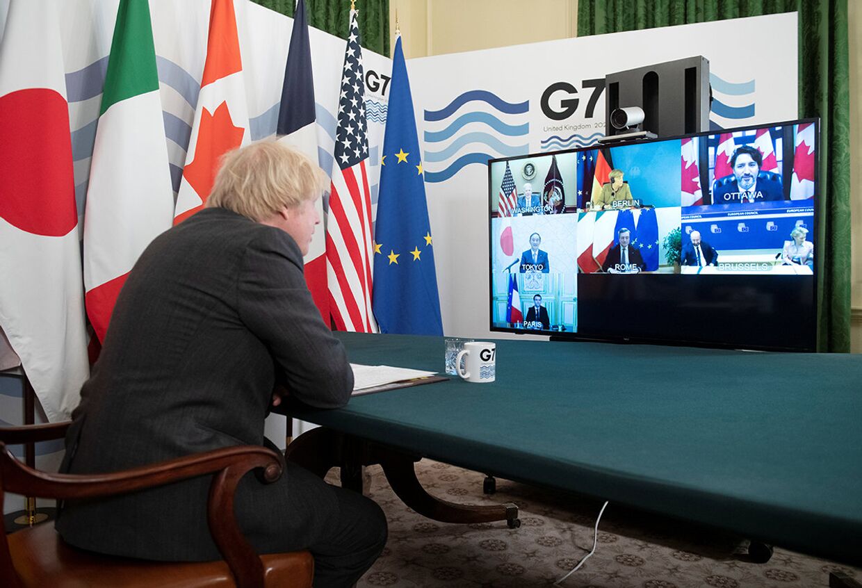 Премьер-министр Великобритании Борис Джонсон проводит онлайн-саммит G7 на Даунинг-стрит в Лондоне