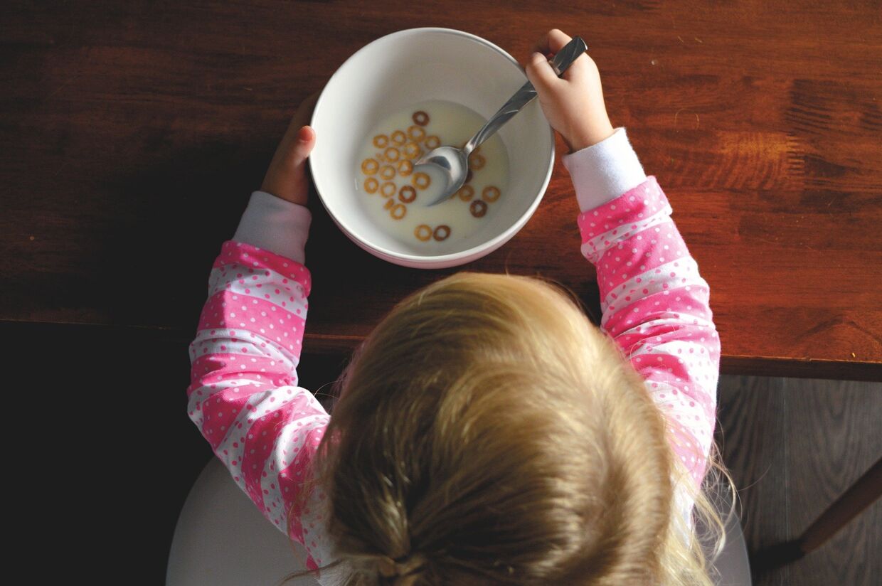 Ребенок завтракает