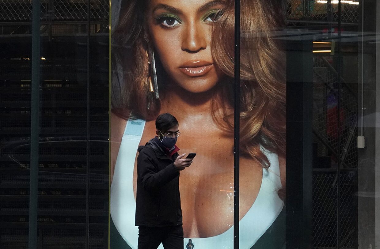 Витрина с американской певицей Бейонсе с рекламой флагманского магазина Adidas в Нью-Йорке