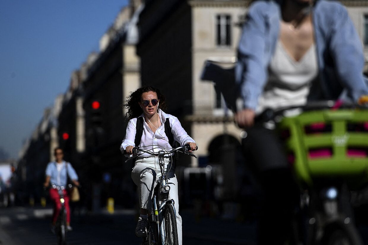 Велосипедисты на улице Риволи в Париже
