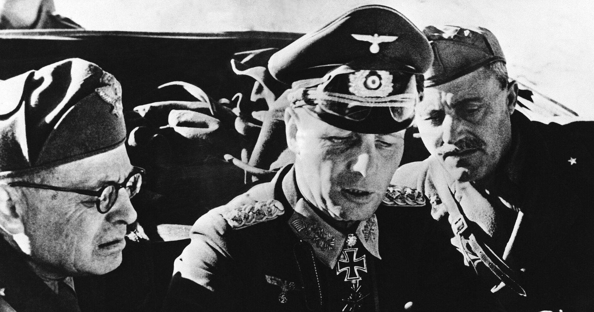 Немецкий генерал-фельдмаршал Эрвин Роммель во время подготовки военной операции в Африке - ИноСМИ, 1920, 28.02.2021