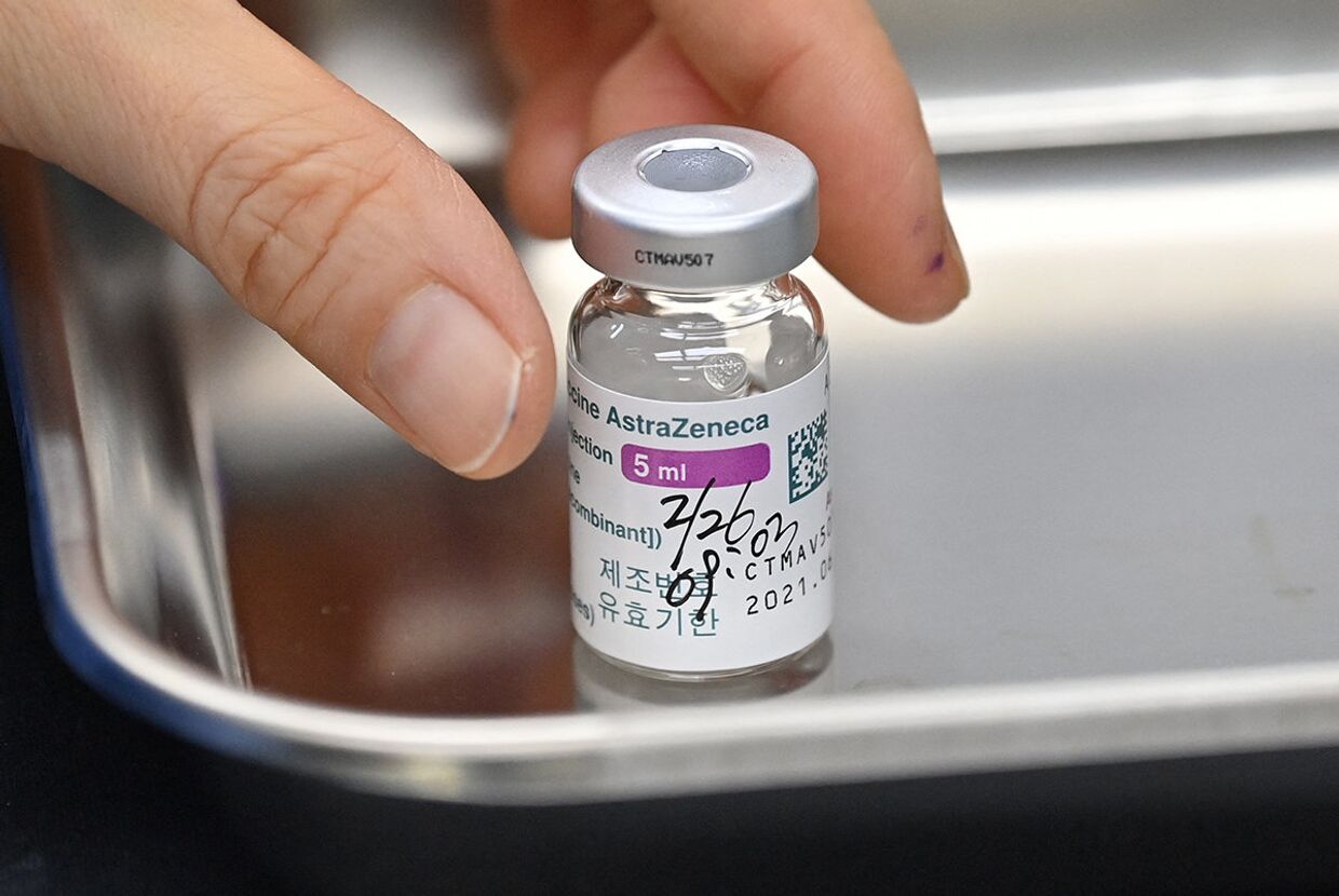 Вакцина AstraZeneca в медицинском центре Сеула