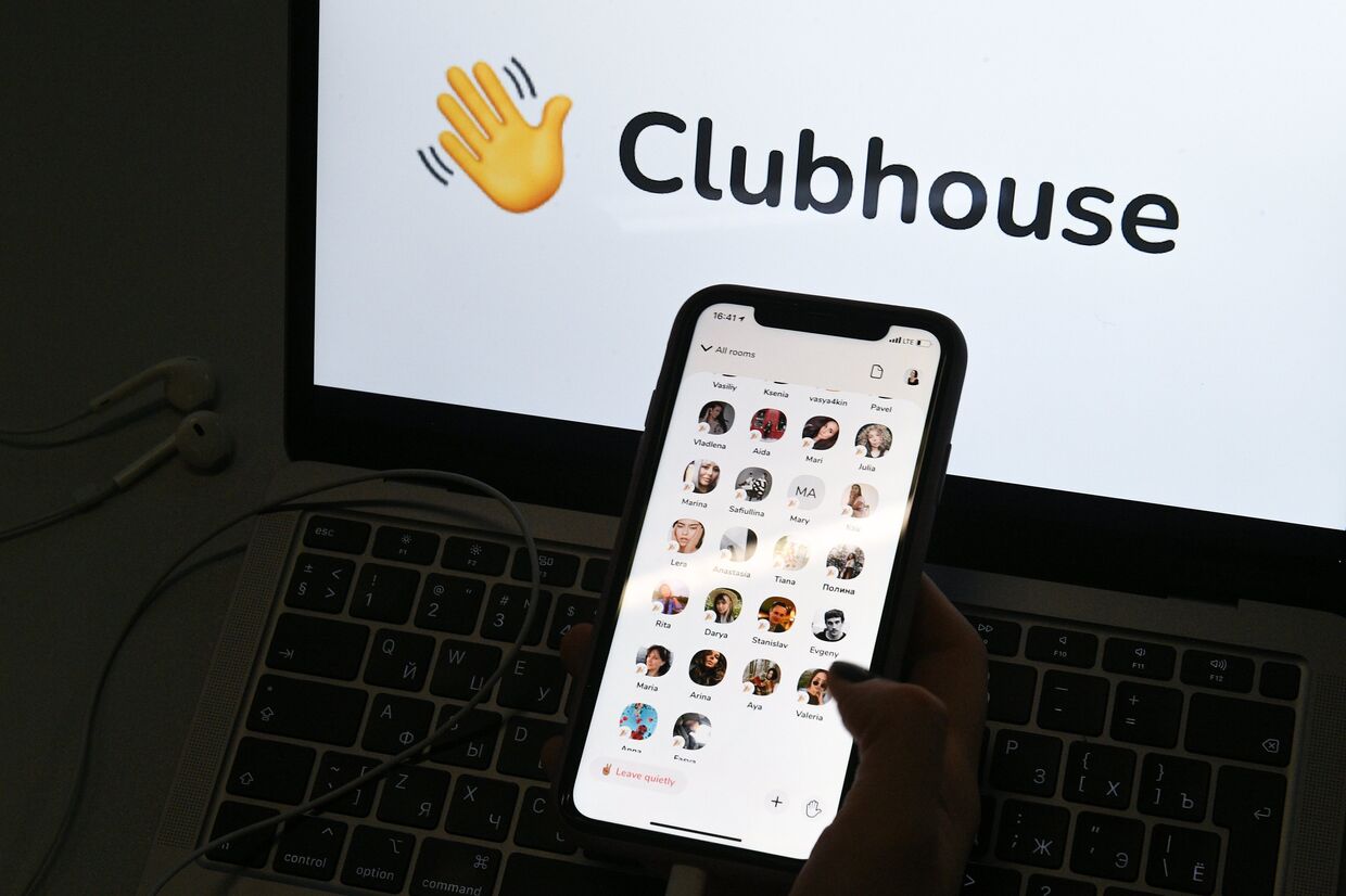 Приложение Clubhouse на экране смартфона