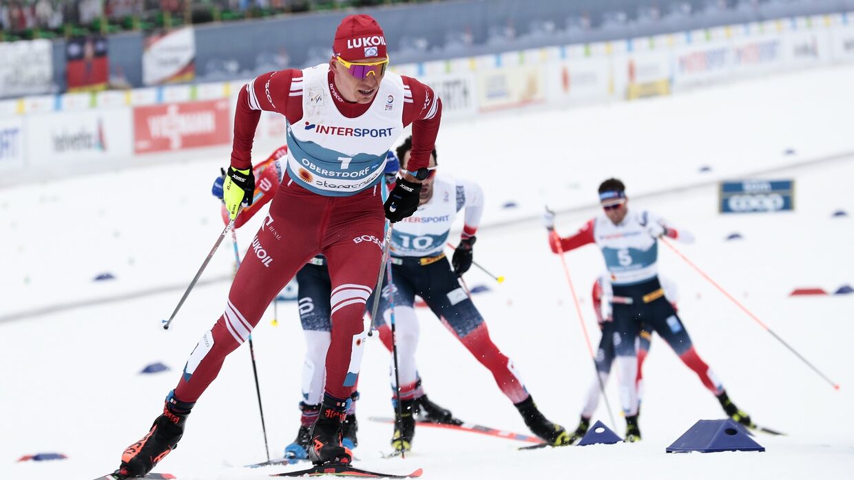 Александр Большунов (Россия) на дистанции скиатлона во время соревнований по лыжным гонкам среди мужчин на чемпионате мира-2021