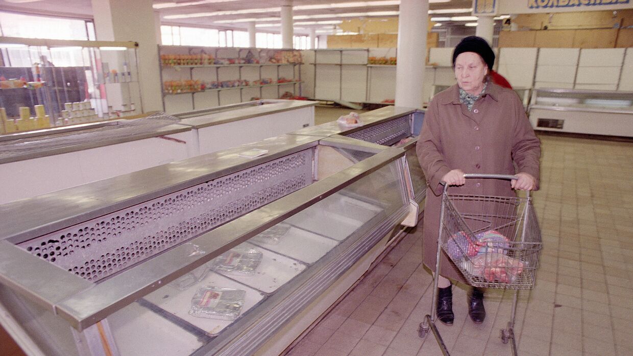 Пустые прилавки в продуктовом магазине в Москве