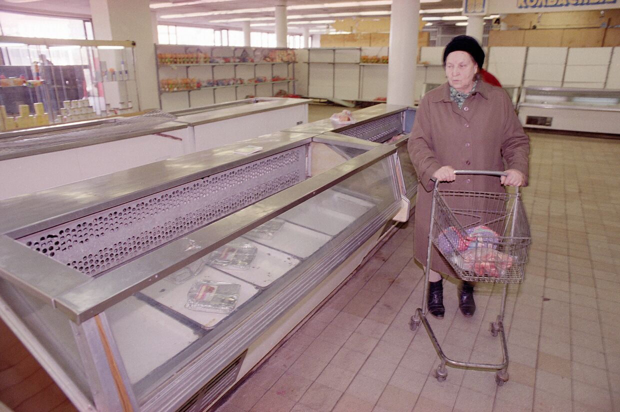 Пустые прилавки в продуктовом магазине в Москве