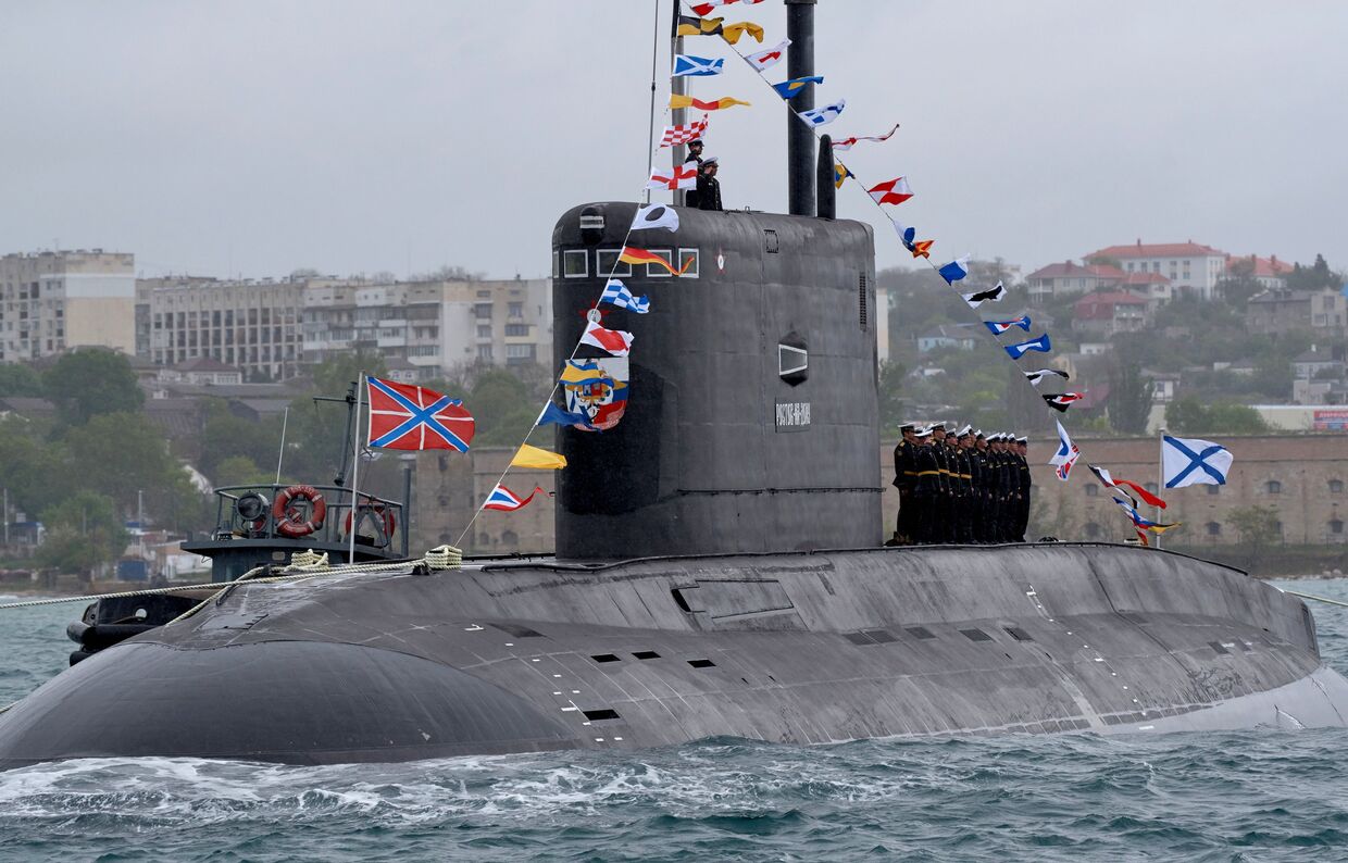 Моряки на подводной лодке Б-237 Ростов-на-Дону во время репетиции парада Победы в Севастополе
