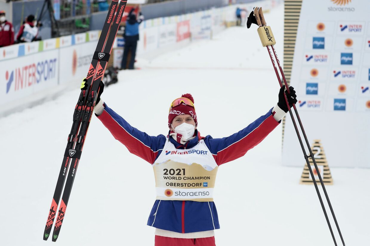 Александр Большунов (Россия), завоевавший золотую медаль в скиатлоне на ЧМ- 2021