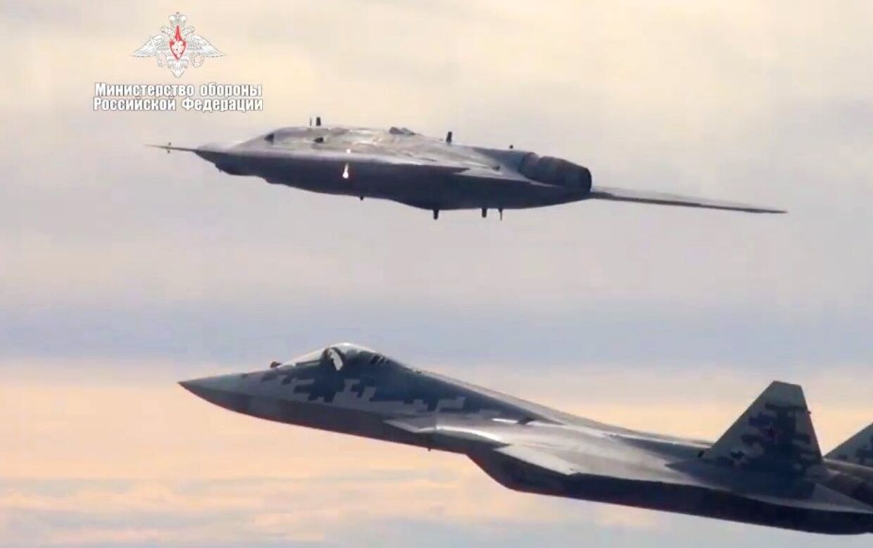 Новейший ударный беспилотник Охотник совершил первый совместный полет с Су-57