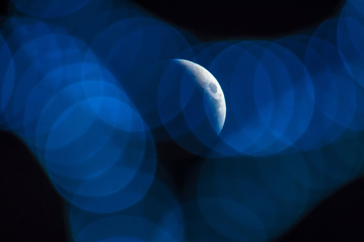 Луна во время затмения над Сочи