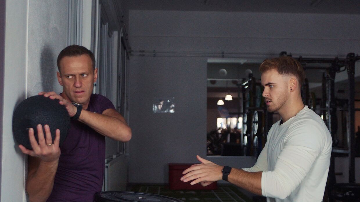 Алексей Навальны и его личный тренер Бьорн Лебер в фитнес-студии в Санкт-Блазиене, Германия