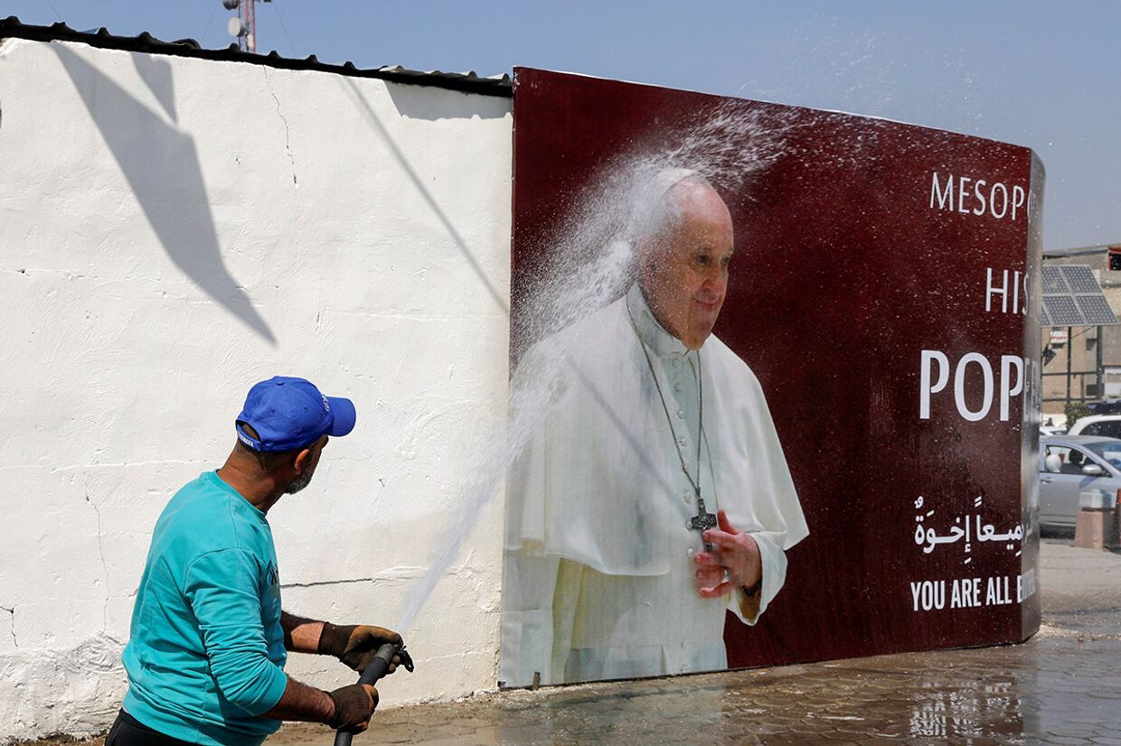 Плакат с фотографией Папы Римского Франциска в преддверии его визита в Ирак
