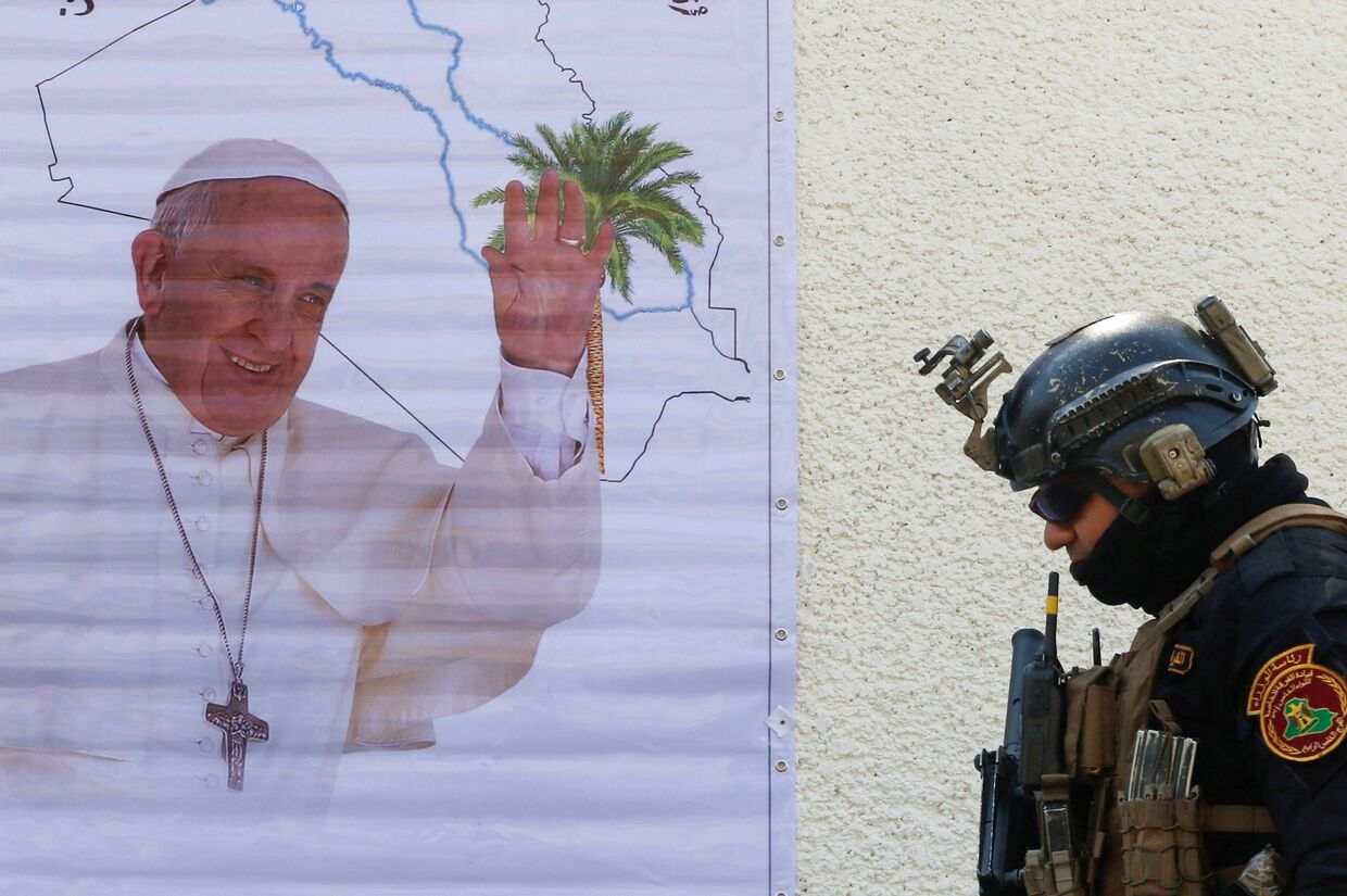 Плакат с фотографией Папы Римского Франциска в преддверии его визита в Ирак