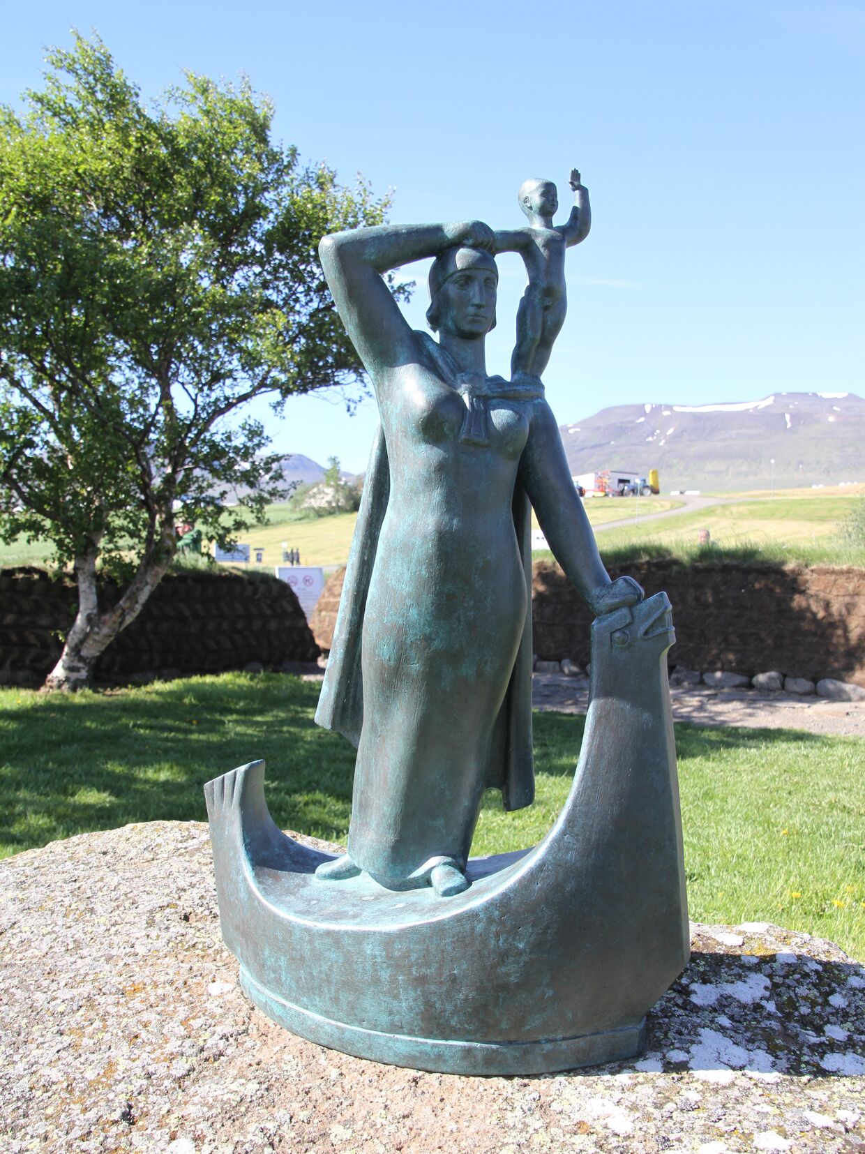 Гудрид и Снорри. Статуя в поселке Глёймбайр, Исландия