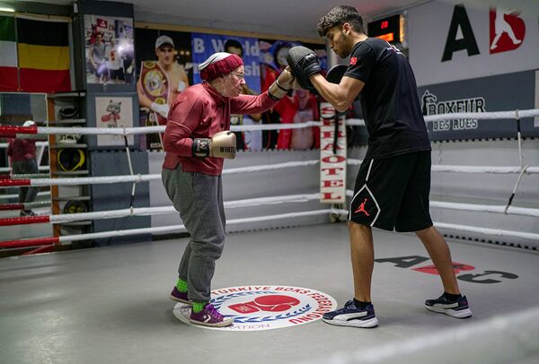 Нэнси Ван Дер Страттен занимается боксом со своим тренером Мухаммедом Али Кардасом на ринге в боксерском клубе