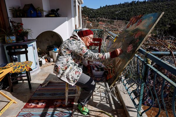 Нэнси Ван Дер Страттен работает над картиной на балконе своего дома в Анталье