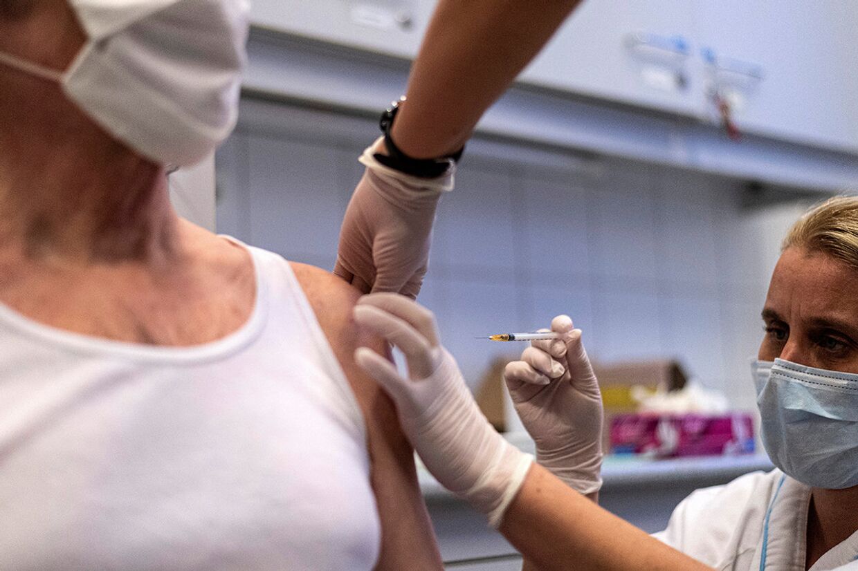 Инъекция вакцины Спутник V в Будапеште