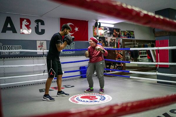 Нэнси Ван Дер Страттен занимается боксом со своим тренером Мухаммедом Али Кардасом на ринге в боксерском клубе