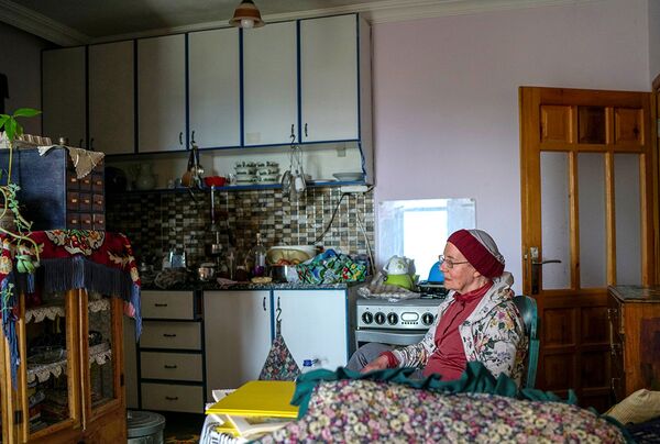 Нэнси Ван Дер Страттен отдыхает на кухне своего дома в Анталье