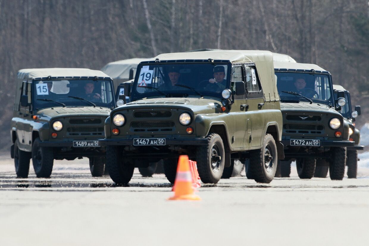 Военные водители на автомобилях УАЗ