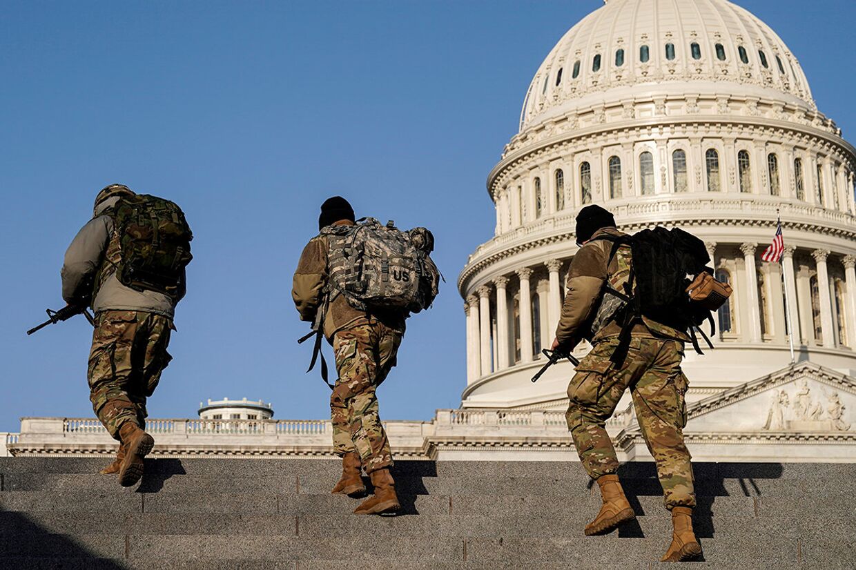 Члены Национальной гвардии США патрулируют территорию возле Капатолия в Вашингтоне