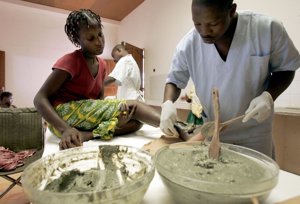 Пациенты в центре борьбы с язвой Бурули в Ангре, Кот-д’Ивуар