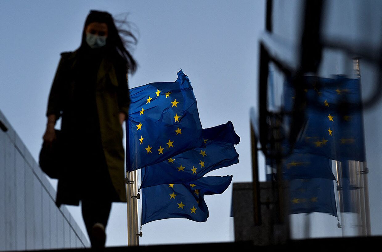 Женщина перед флагами Европейского Союза в Брюсселе