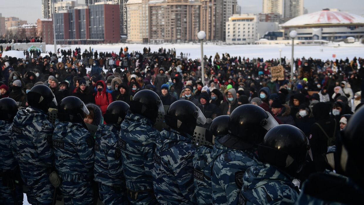 Сотрудники правоохранительных органов и участники несанкционированной акции сторонников Алексея Навального в Екатеринбурге