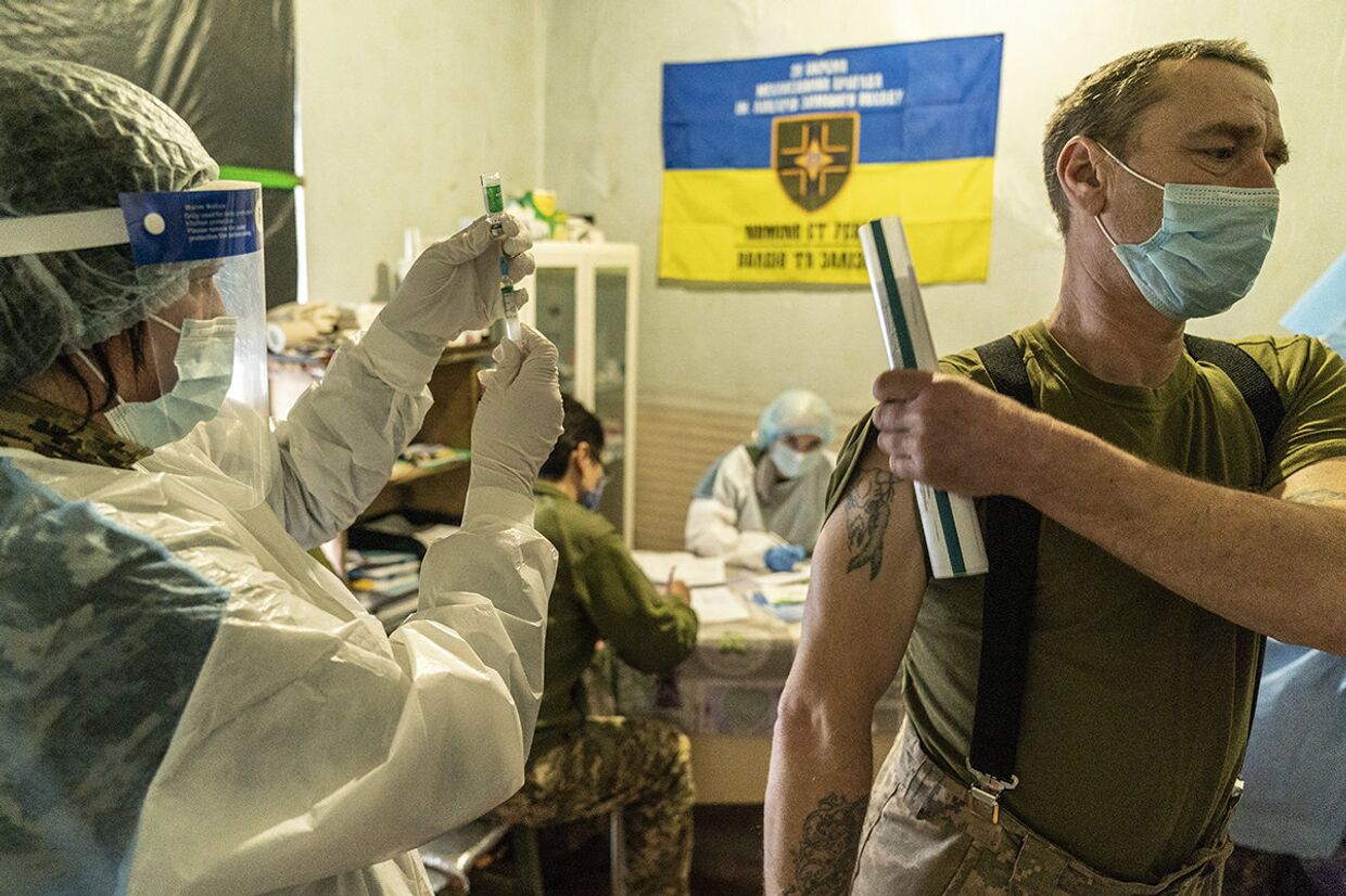 Украинский военнослужащий вакцинируется на военной базе на востоке Украины