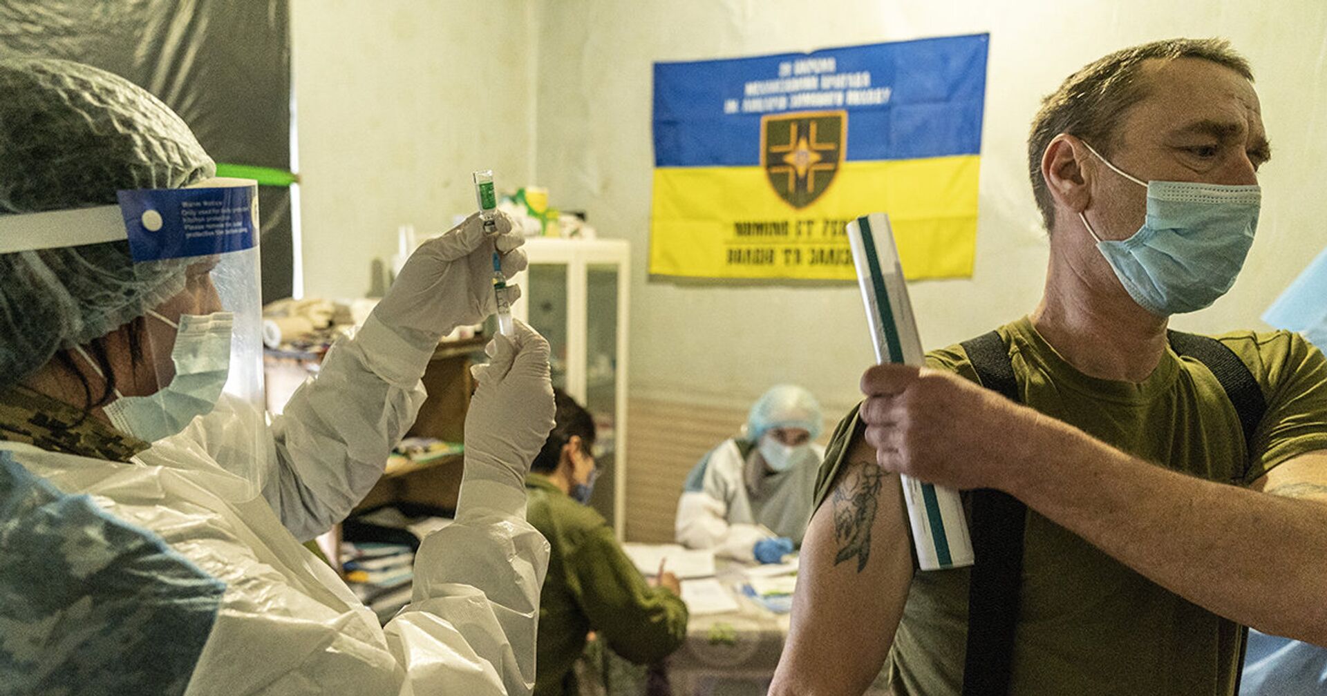 Украинский военнослужащий вакцинируется на военной базе на востоке Украины - ИноСМИ, 1920, 13.06.2021